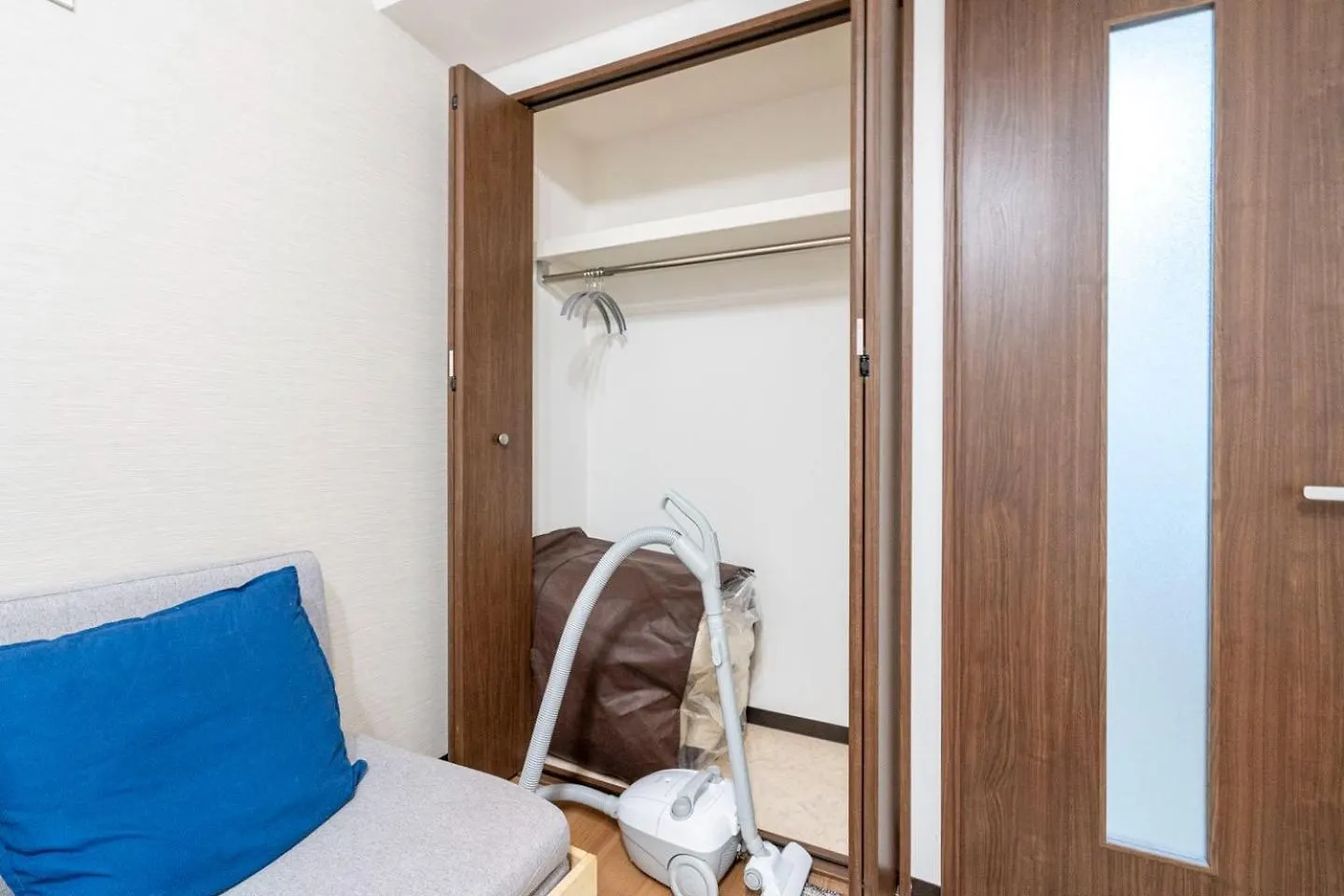 Anri Kitadume Osaka Castle Apartment